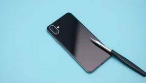 Smartphone med bakglas och reparationsverktyg