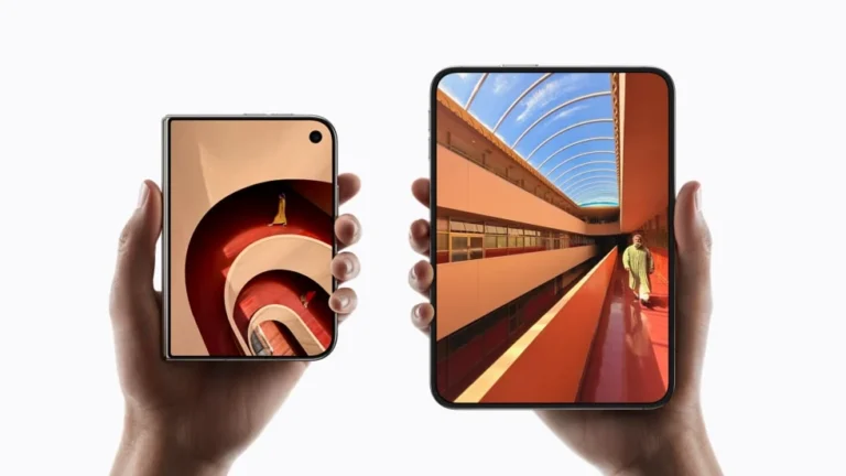 iPhone Duo visas hopfälld och utfälld, med en telefon i varje hand.