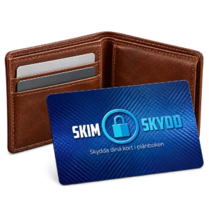 Ett blått SkimSkydd RFID-skyddskort framför en öppen brun plånbok