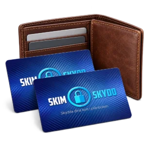 Två blå SkimSkydd RFID-skyddskort framför en öppen brun plånbok