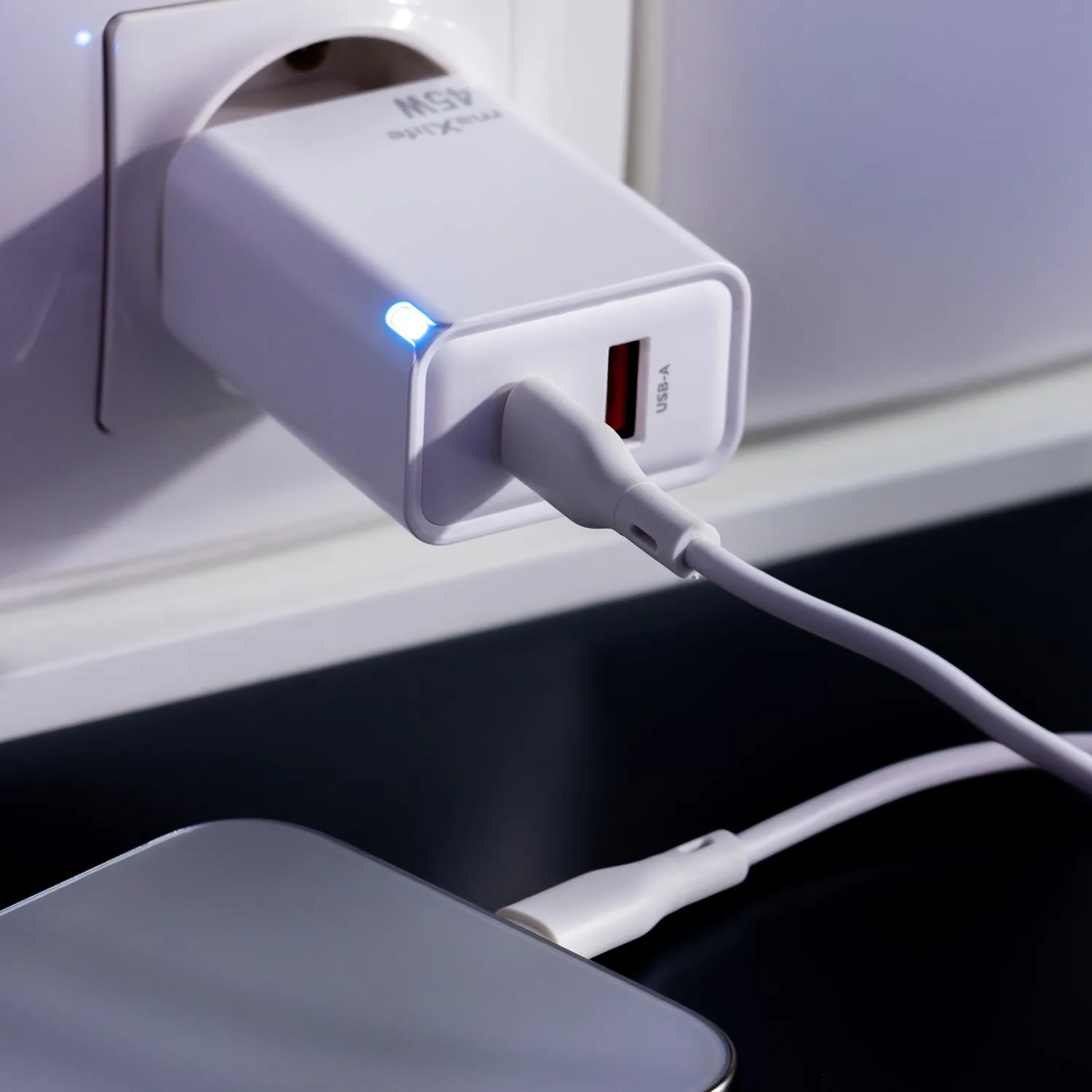 Maxlife MXTC-09-45AC GaN PD QC charger 1x USB-C 1x USB 45W white