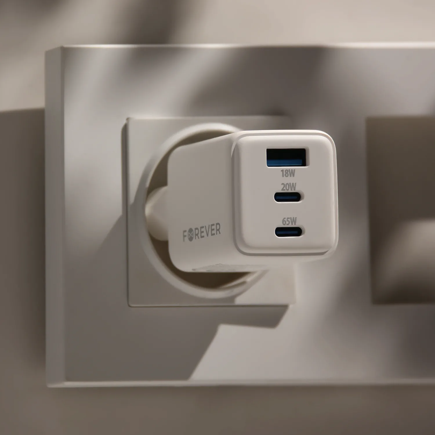 Forever TC-08-65ACC GaN PD QC-laddare 2x USB-C 1x USB 65W vit
