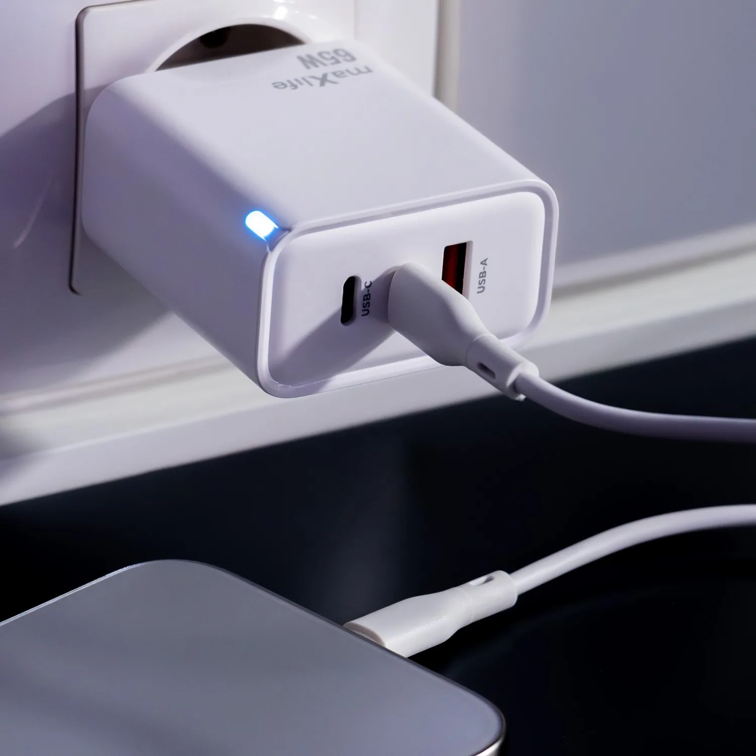 Maxlife MXTC-09-65ACC GaN PD QC charger 2x USB-C 1x USB 65W white