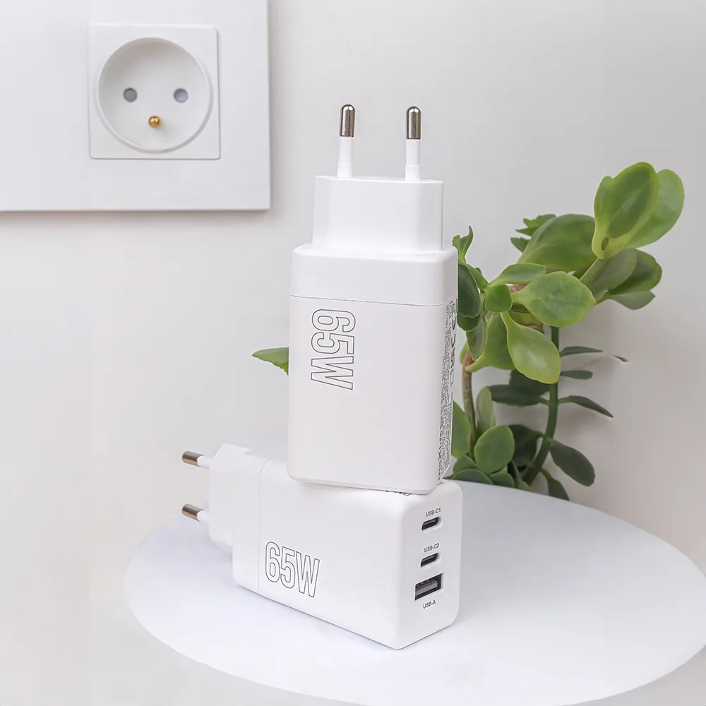Maxlife MXTC-08-65ACC PD QC charger 2x USB-C 1x USB 65W white