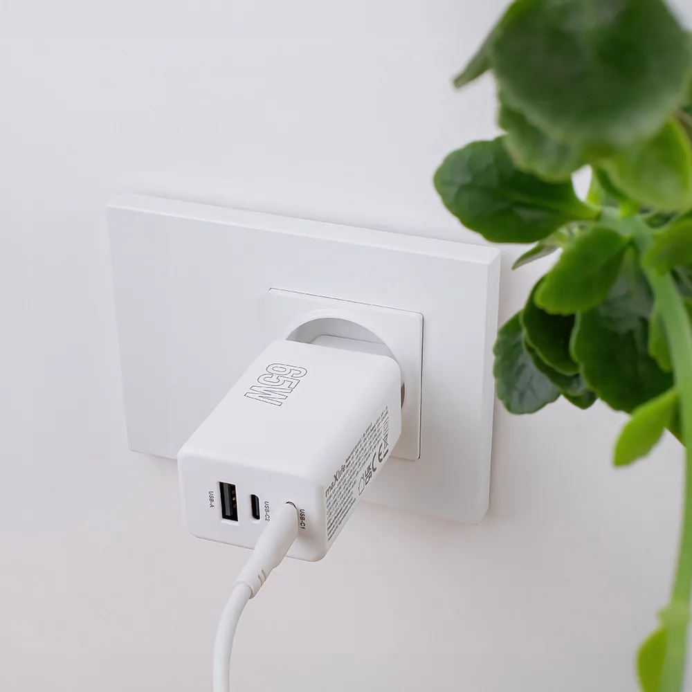 Maxlife MXTC-08-65ACC PD QC charger 2x USB-C 1x USB 65W white