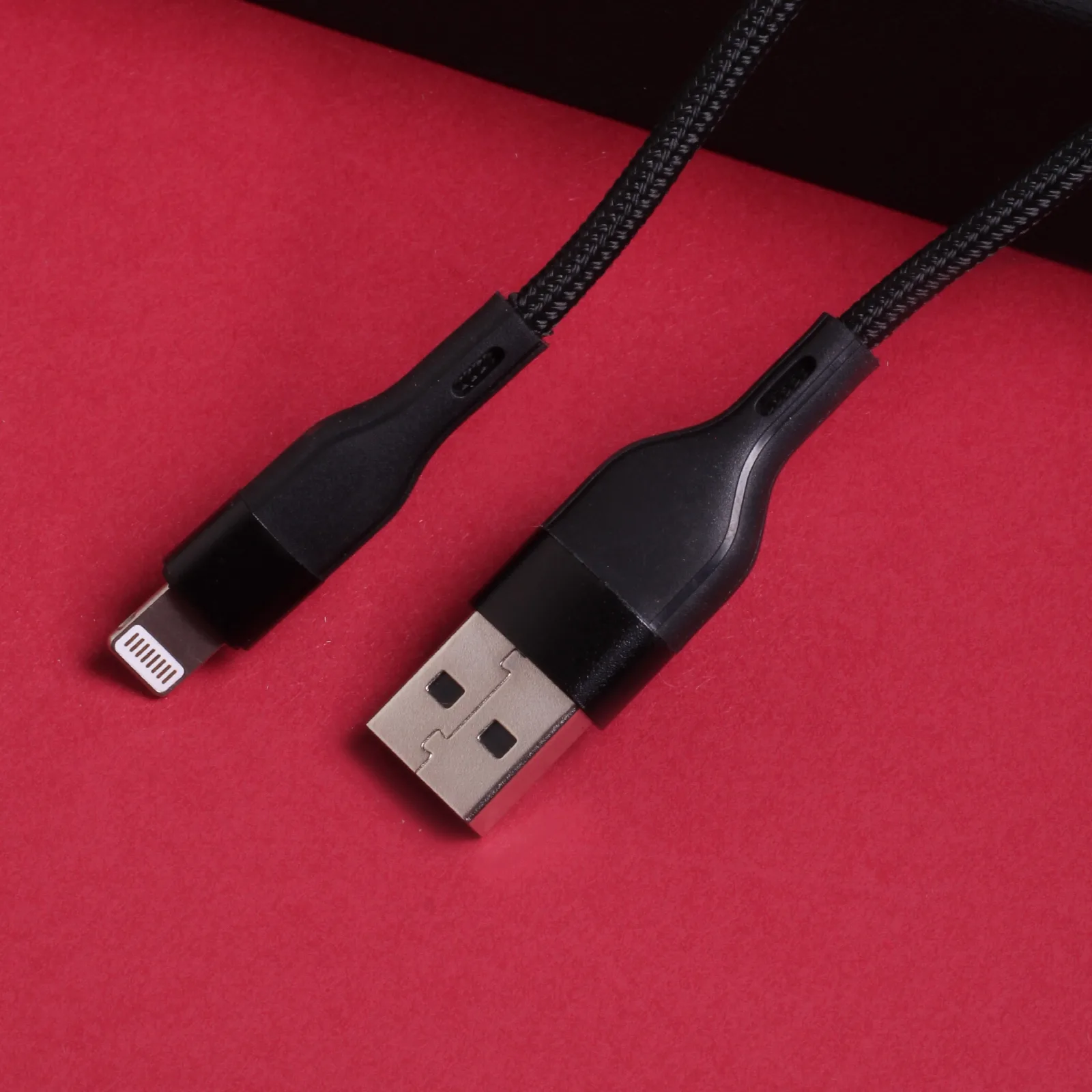 Maxlife MXUC-07 cable USB – Lightning 1,0 m 2,4A black nylon